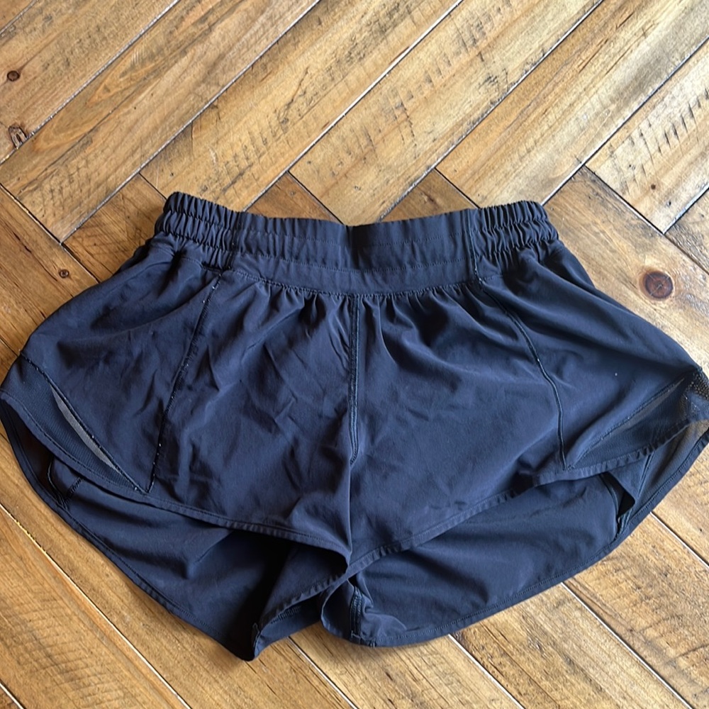 Size 4, Black Lulu Hotty Hot Run Shorts 2.5’’